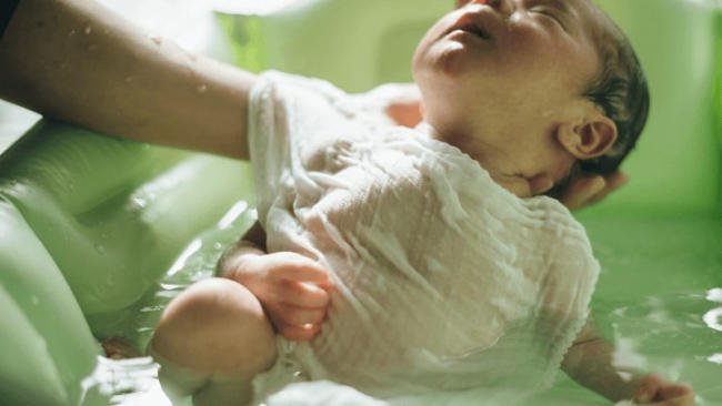 Tắm lá ngải cứu cho trẻ sơ sinh
