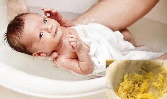 Tắm nước gừng cho trẻ sơ sinh bị cảm và ho nhẹ