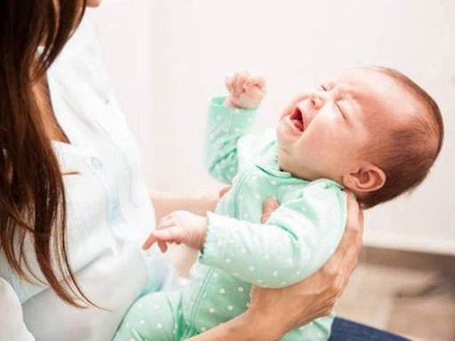 Táo bón có thể khiến bé đau bụng