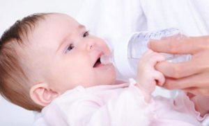 Trẻ bị sốt trên 6 tháng tuổi có thể uống nước