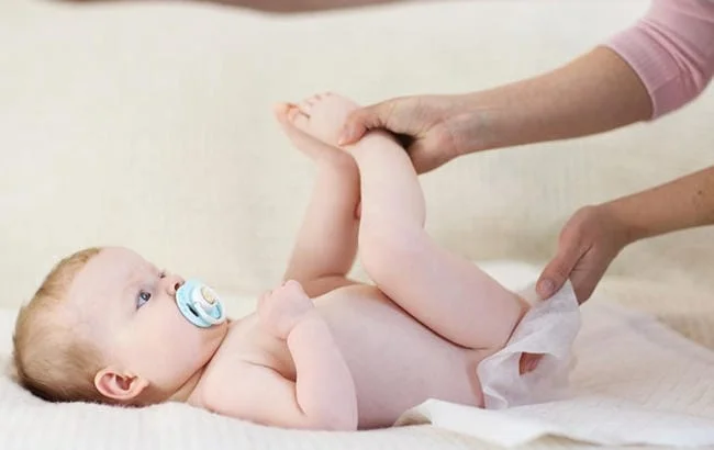 Trẻ bú mẹ ngày ị 5-6 lần