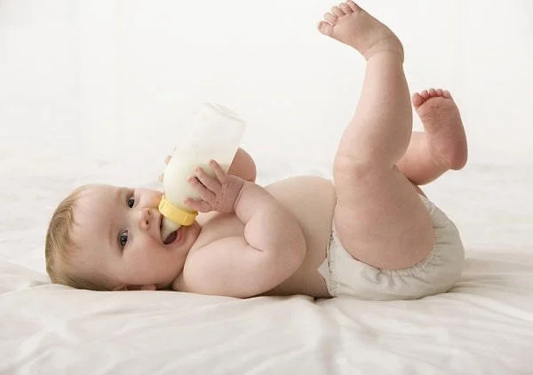 Trẻ bú sữa công thức dễ bị táo bón