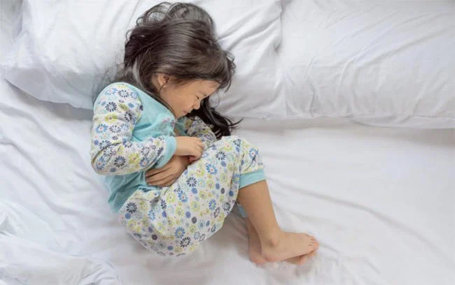 Trẻ đau bụng trái phía dưới rốn