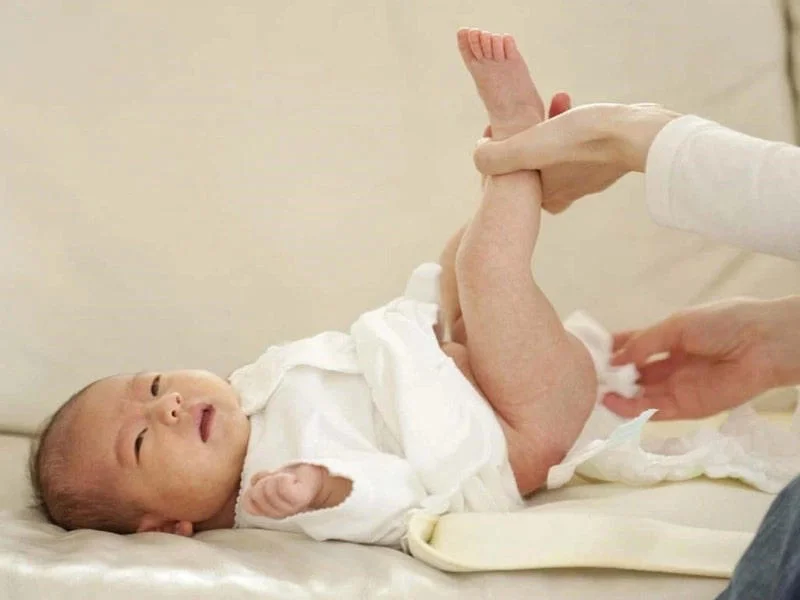Trẻ sơ sinh đi ngoài với tần suất nhiều trong tháng đầu