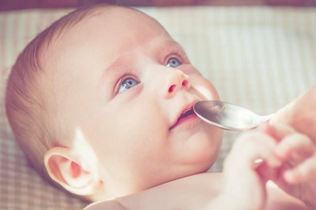 Trẻ sơ sinh dưới 6 tháng không nên dùng nước