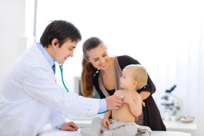 Trẻ sơ sinh gặp bác sĩ khi có dấu hiệu bất thường