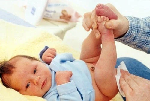 Trẻ sơ sinh táo bón sẽ gặp khó khăn khi đại tiện