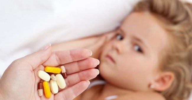 Trẻ uống kháng sinh bị tiêu chảy phải làm sao?