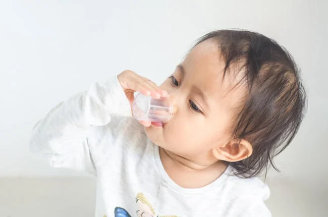 Trẻ uống sắt đi ngoài có chất nhầy màu nâu