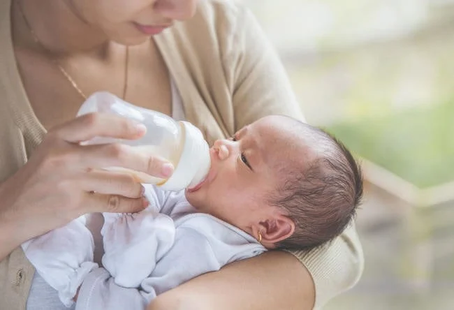 [Giải đáp] Trẻ uống sữa công thức đi ngoài như thế nào?