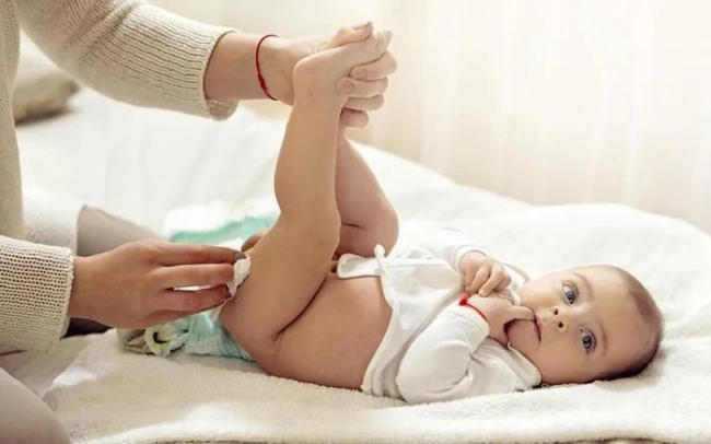 Vệ sinh sạch sẽ để tránh hăm tã cho con