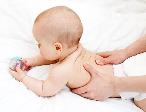 Vuốt nhẹ sống lưng cho bé sau ăn