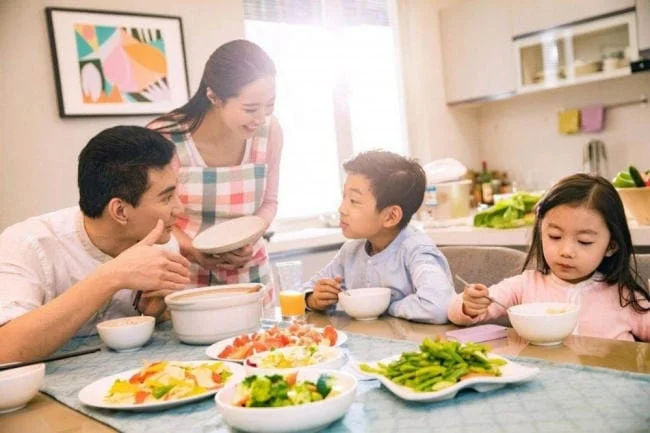 Ăn cùng gia đình sẽ giúp bé hào hứng hơn