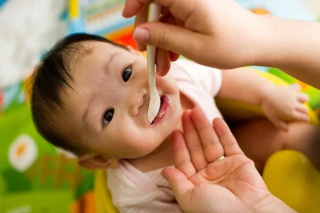 Bé ăn cơm sớm có thể khiến dạ dày ảnh hưởng