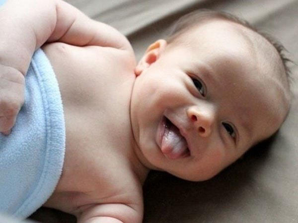 Bé không được vệ sinh miệng sạch sẽ có nguy cơ gây trắng lưỡi, tưa lưỡi