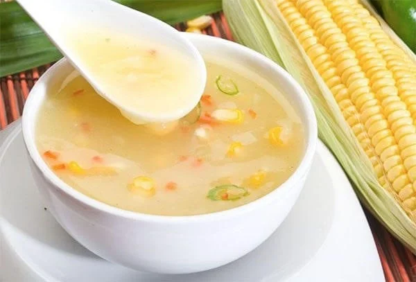 Cháo bắp nấu với thịt bò và lòng đỏ trứng