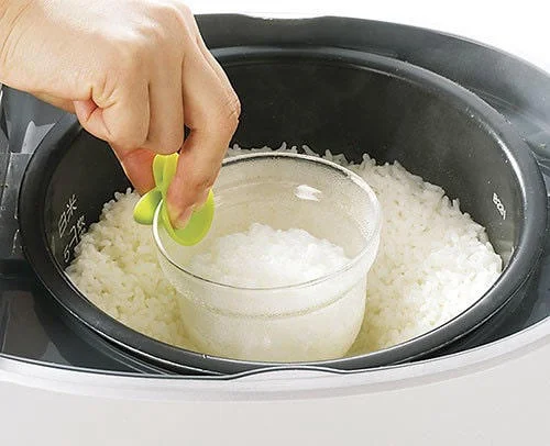 Cho bé làm quen với cơm nát trước
