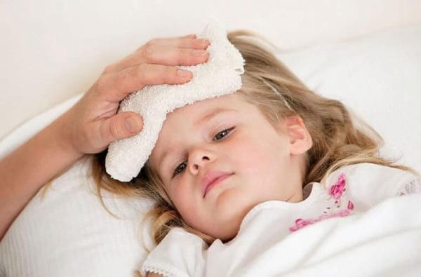Chườm hạ sốt nếu thân nhiệt của bé quá cao