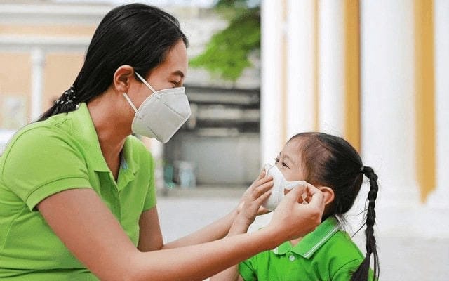 Đeo khẩu trang cho bé để tránh tiếp xúc nguồn bệnh