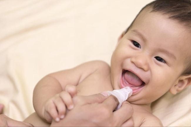 Mách mẹ cách rơ lưỡi cho trẻ sơ sinh an toàn - dễ thực hiện