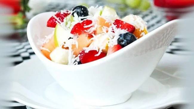 Mẹ bầu có thể ăn salad trái cây vào các bữa phụ