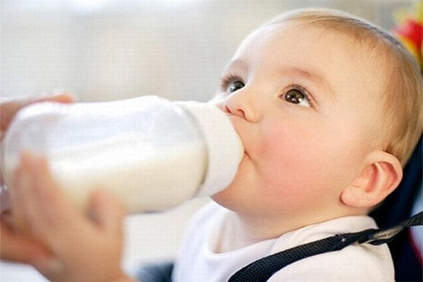 Mẹ vẫn cần bổ sung thêm sữa cho bé giai đoạn tập ăn