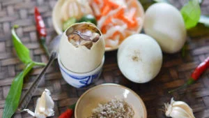 Những ai không nên ăn trứng vịt lộn?