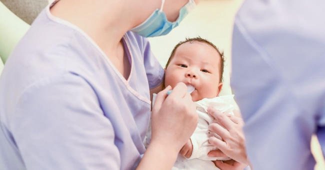 Nếu trẻ sơ sinh bị cảm cúm, các biện pháp chăm sóc để giảm triệu chứng là gì?
