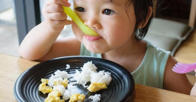 Rèn luyện kỹ năng nhai cho bé khi ăn cơm