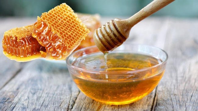 Rơ lưỡi cho bé bằng mật ong