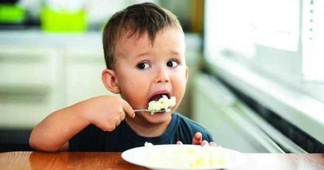 Sau 18 tháng tuổi mẹ có thể cho bé ăn cơm