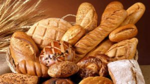 Sau sinh ăn bánh mì được không?