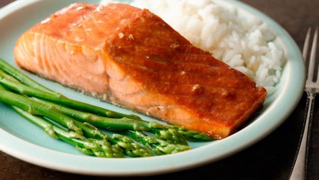Sau sinh ăn được cá gì? Cá hồi rất giàu omega-3 là loại thực phẩm mẹ không nên bỏ qua