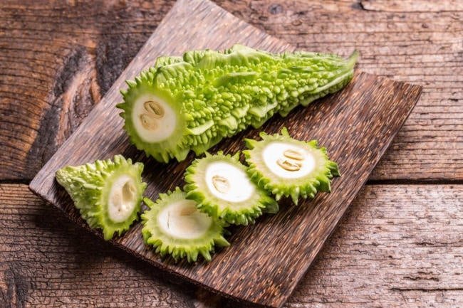 Sau sinh ăn mướp đắng được không