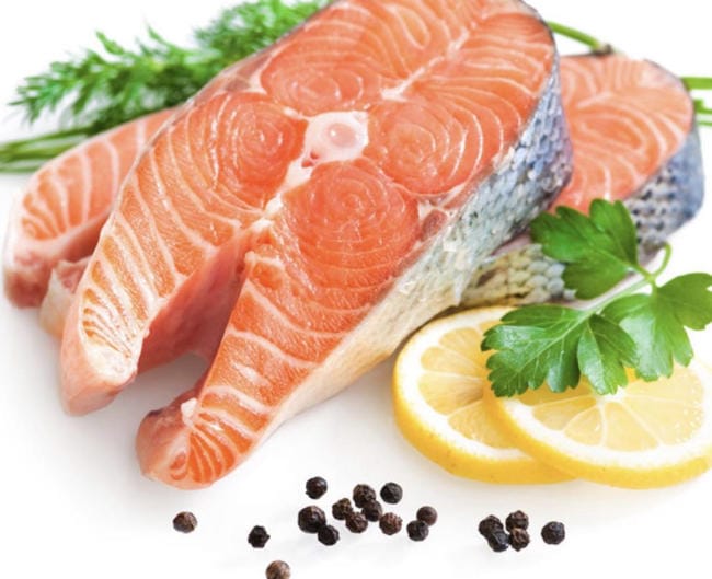 Thịt cá hồi có nhiều chất béo lành mạnh Omega và lượng protein dồi dào