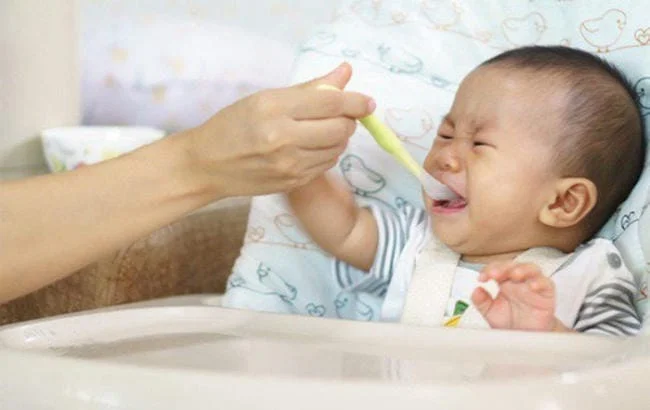 Trẻ ăn ngậm mẹ nên kiểm tra sức khỏe của con