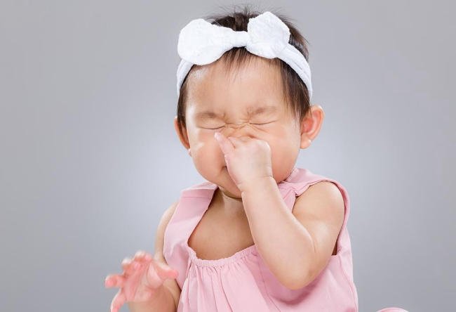 Bé bị hắt hơi, sổ mũi phải làm sao?