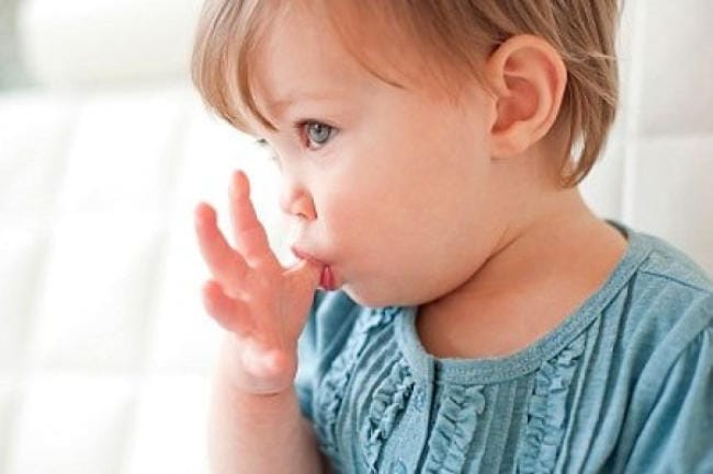 Bé mút tay nhiều - Có nên cho trẻ mút tay không