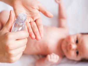 Bí quyết chữa ngạt mũi cho trẻ sơ sinh bằng dầu tràm
