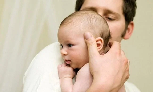 Cách bế thẳng đứng