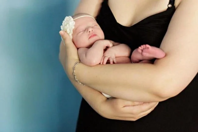 Cách bế trẻ sơ sinh dễ ngủ