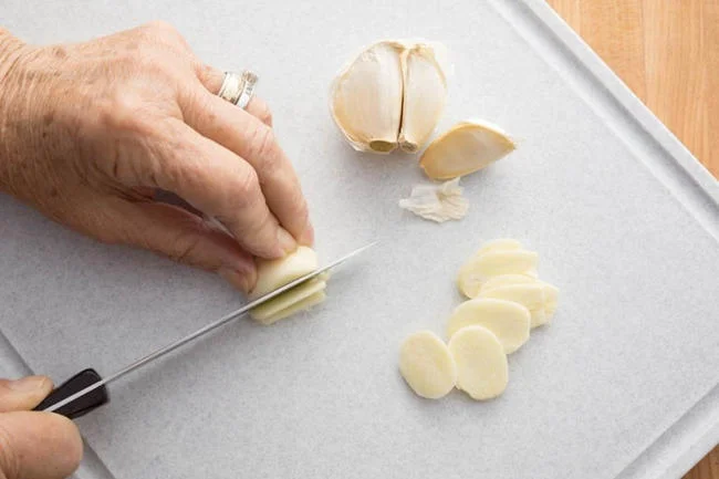 Cách trị nghẹt mũi cho bé bằng tỏi