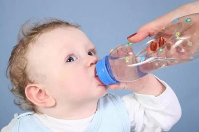 Cho bé uống nước đầy đủ