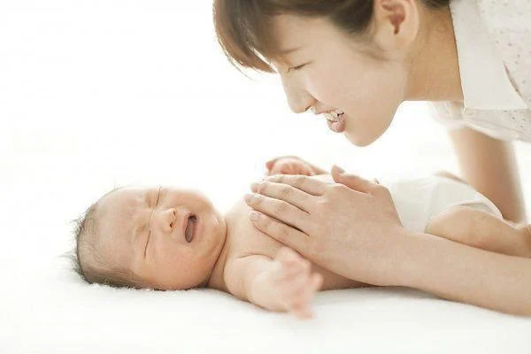 Có rất nhiều nguyên nhân khiến trẻ thở khò khè và hay vặn mình