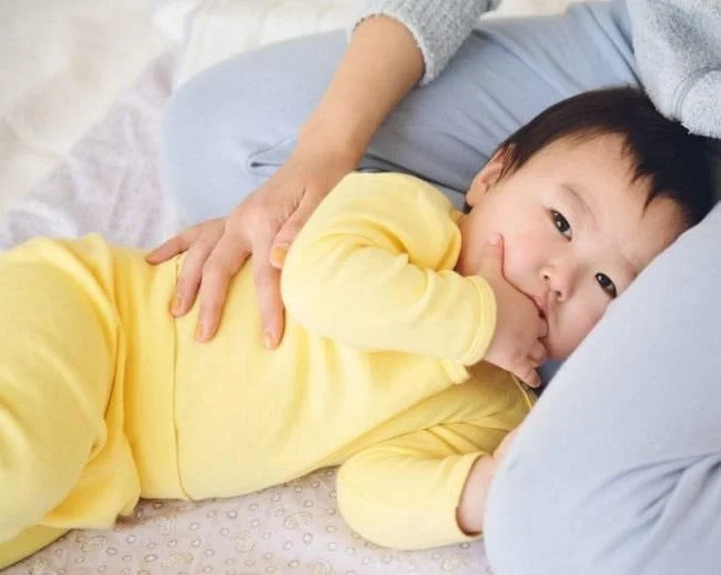 Điều chỉnh tư thế ngủ cho bé