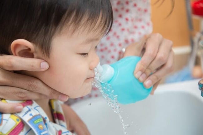 Dùng nước muối sinh lý rửa mũi cho bé