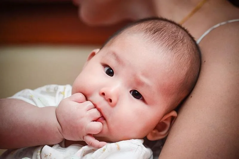 Em bé của mẹ lúc này đã biết đưa tay lên mút