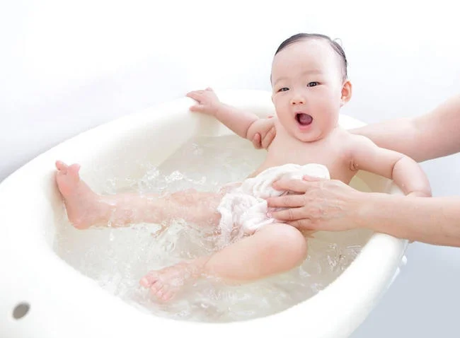 Hòa dầu tràm với nước tắm