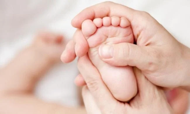 Massage tinh dầu tràm cho bé