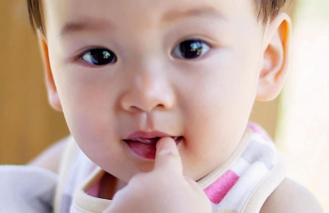 Mút tay mang đến cho bé cảm giác thoải mái, an toàn
